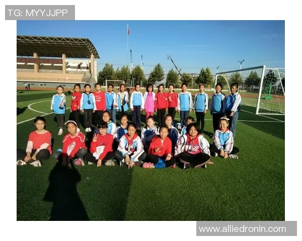 昔日足球巨星长发飘逸的风采与时代变迁的对比分析